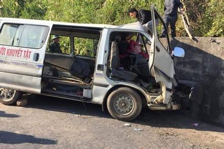 Hiện trường thương tâm vụ xe chở đoàn người khuyết tật đâm vào vách núi ở Nghệ An