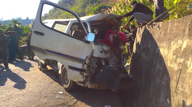Hiện trường thương tâm vụ xe chở đoàn người khuyết tật đâm vào vách núi ở Nghệ An-1