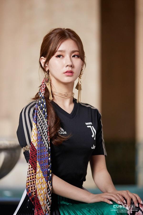 Miyeon được bình chọn là một trong những nữ idol có phong thái quý tộc nổi bật nhất Kpop hiện nay, thậm chí có thể cạnh tranh với những tượng đài nhan sắc hàng đầu như Suzy, Irene, Tzuyu…