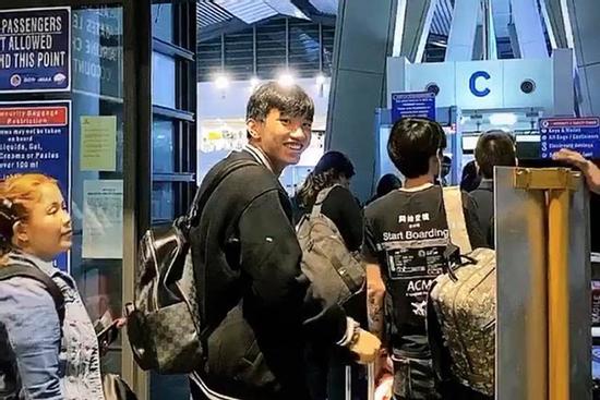 Văn Hậu sang Hà Lan thi đấu, khoảnh khắc cười buồn trước khi lên máy bay làm fans cảm động