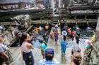 Hồ nước thánh hút khách đến tắm ở đền thiêng Indonesia