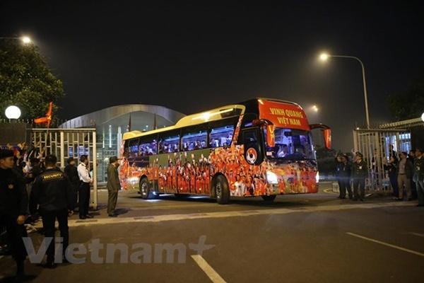 Hình ảnh các nhà vô địch bóng đá nam - nữ SEA Games 30 tại Nội Bài-5