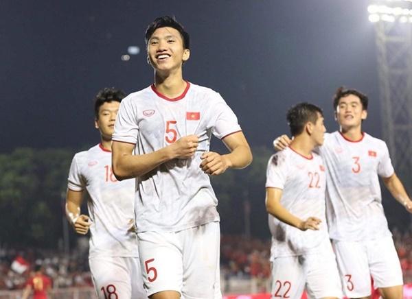 Đoàn Văn Hậu thích kiểu tóc vuốt keo gọn gàng khi ra sân-1