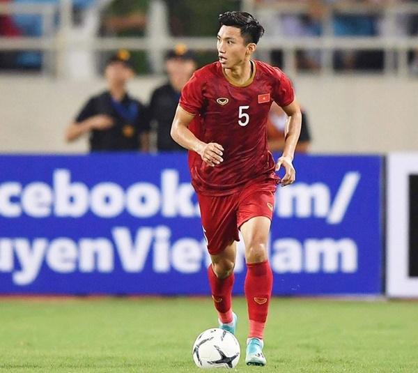 Đoàn Văn Hậu thích kiểu tóc vuốt keo gọn gàng khi ra sân-2