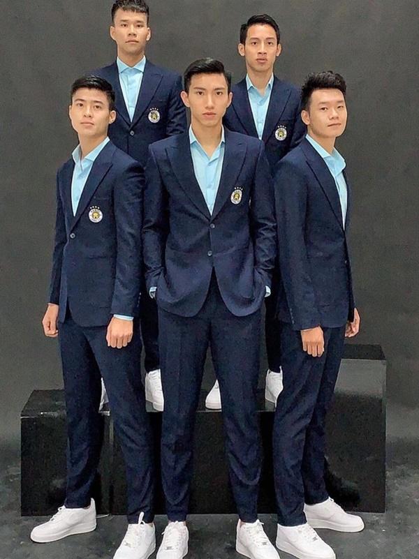 Đoàn Văn Hậu thích kiểu tóc vuốt keo gọn gàng khi ra sân-3