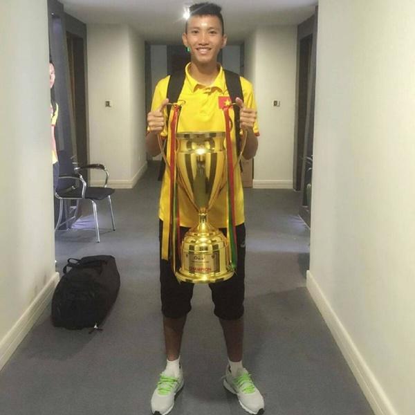 Đoàn Văn Hậu thích kiểu tóc vuốt keo gọn gàng khi ra sân-8