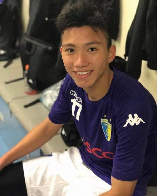 Đoàn Văn Hậu thích kiểu tóc vuốt keo gọn gàng khi ra sân-9