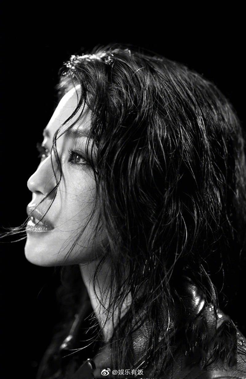 Thư Kỳ lại lựa chọn cho mình hình tượng u buồn và bí ẩn.