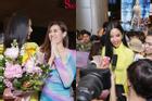 Hoàng Thùy mặc áo dài về nước sau Miss Universe, khiến sân bay tưng bừng lúc nửa đêm