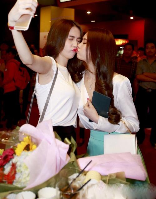 Sau khi chia tay bạn trai giấu mặt, Ngọc Trinh mặc sơ mi không nội y, hôn đồng giới trong bar-5