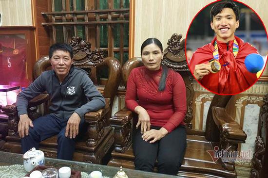 Không được về thăm gia đình, bố mẹ Đoàn Văn Hậu có quyết định lớn giúp con trai xoa dịu nỗi nhớ nhà