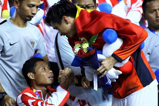 'Khó tin' với kết quả chấn thương của sao Indonesia phải ngồi xe lăn vì Văn Hậu