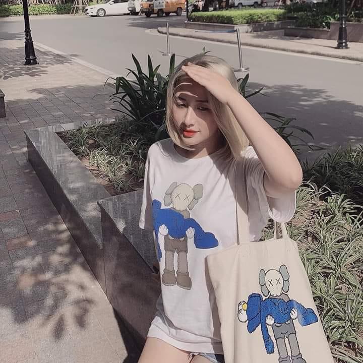 Chiếc áo phông mà Đoàn Văn Hậu diện lúc chia tay đồng đội về nước được giới trẻ săn đón đến cháy hàng-6