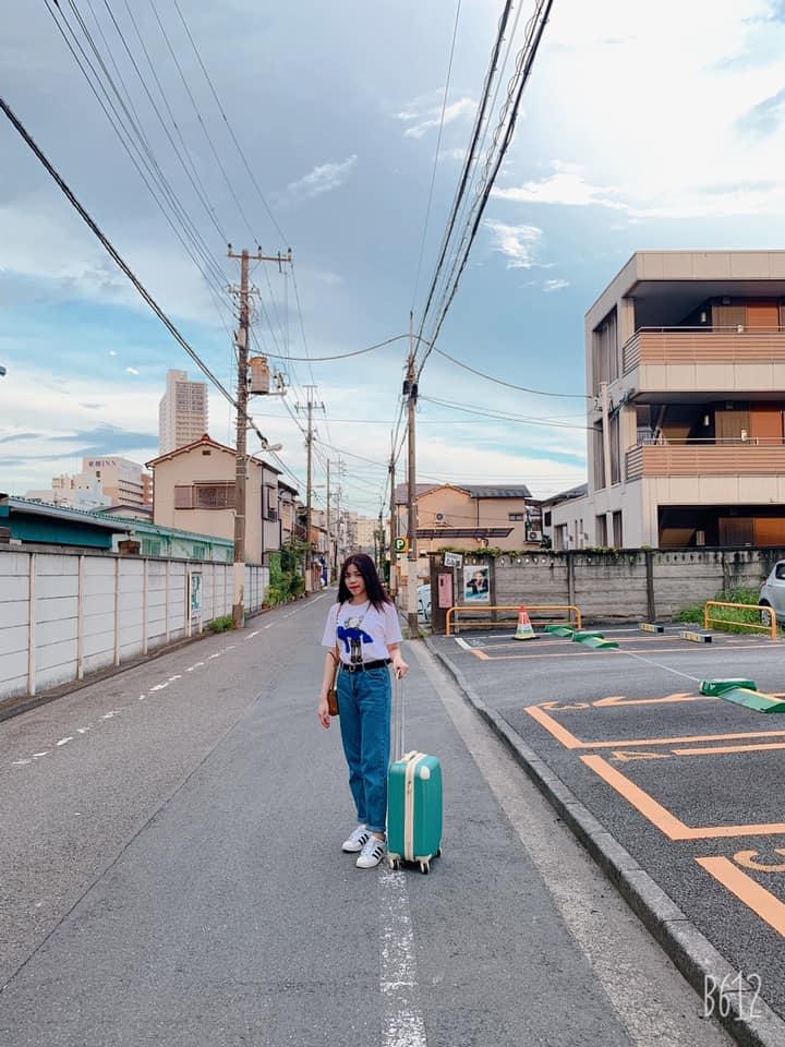 Chiếc áo phông mà Đoàn Văn Hậu diện lúc chia tay đồng đội về nước được giới trẻ săn đón đến cháy hàng-7