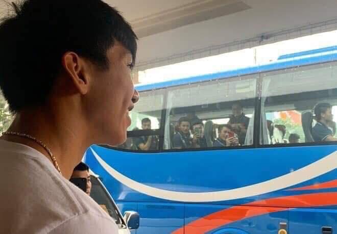 Chiếc áo phông mà Đoàn Văn Hậu diện lúc chia tay đồng đội về nước được giới trẻ săn đón đến cháy hàng-1