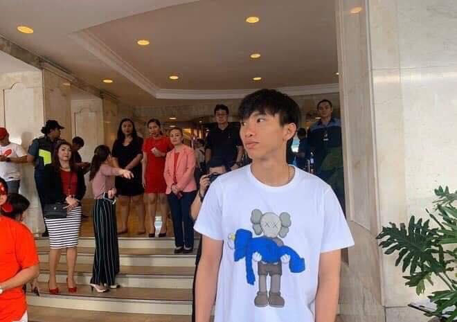 Chiếc áo phông mà Đoàn Văn Hậu diện lúc chia tay đồng đội về nước được giới trẻ săn đón đến cháy hàng-2