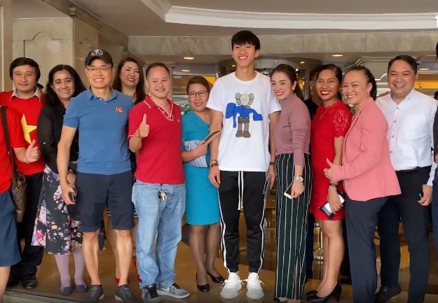 Chiếc áo phông mà Đoàn Văn Hậu diện lúc chia tay đồng đội về nước được giới trẻ săn đón đến cháy hàng-3