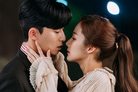 3 cung Hoàng đạo này sẽ rơi vào 'lưới tình' và đắm chìm trong sự ngọt ngào của tình yêu vào năm 2020