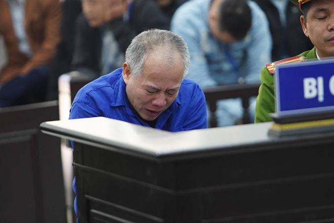 Hung thủ giết cả nhà em trai ở Đan Phượng bình thản nắn bóp chân tay ngay trong phiên tòa tuyên tử hình-5