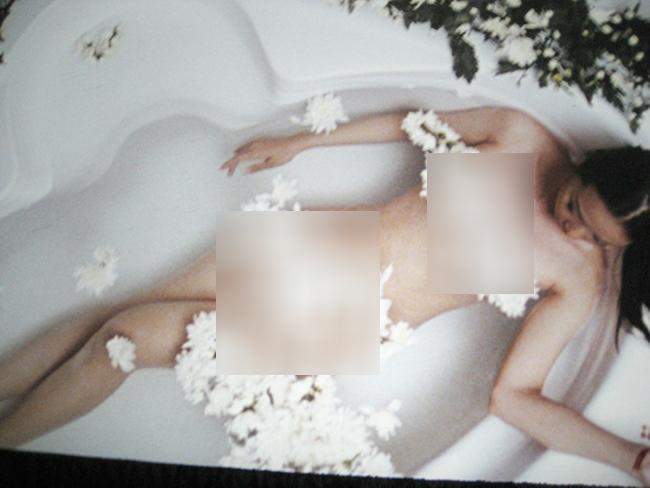 "Nữ hoàng scandal" Lê Kiều Như cũng là một trong những mỹ nhân dám cởi 100% đóng cảnh nóng. Khi bộ phim "Chuông reo là bắn" (2007) vẫn đang chờ ngày ra rạp, nữ ca sĩ quê Cần Thơ đã lên mạng khoe việc đóng cảnh nóng phải khỏa thân 100% trên phim trường. “Bộ phim theo đúng kịch bản nhân vật của Như phải khỏa thân 100% trong lúc chết, nhưng Như không đồng ý. Đạo diễn Trương Dũng cùng tất cả mọi người trong đoàn phim thống nhất là sẽ dùng hoa che những chỗ tế nhị lại, vừa không phô lại vừa như thể có cái gì đó thiêng liêng đối với người đã khuất”, Lê Kiều Như chia sẻ.