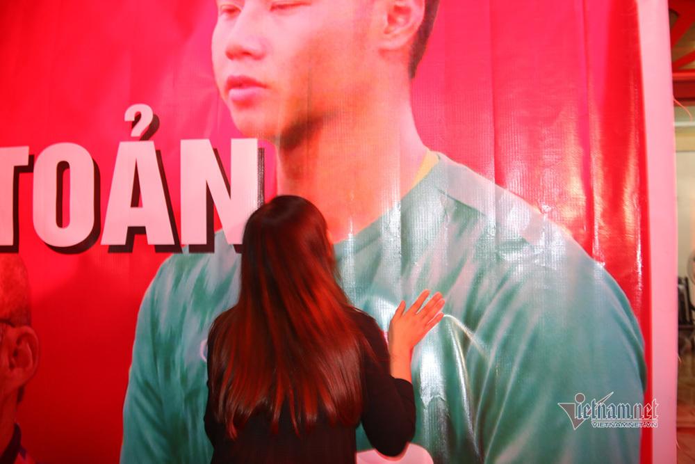 Mẹ thủ môn Văn Toản giật spotlight với khoảnh khắc hôn con trai trên tấm băng rôn-1