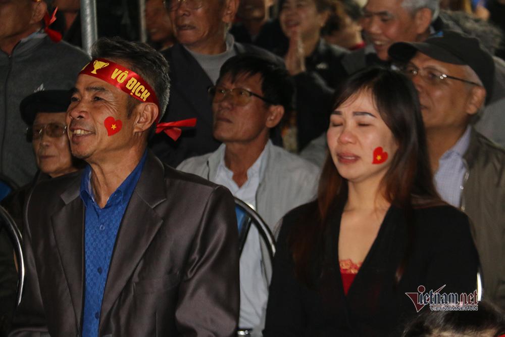 Mẹ thủ môn Văn Toản giật spotlight với khoảnh khắc hôn con trai trên tấm băng rôn-2