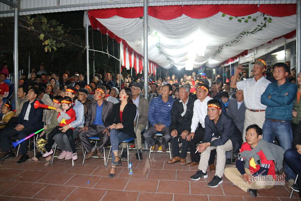 Mẹ thủ môn Văn Toản giật spotlight với khoảnh khắc hôn con trai trên tấm băng rôn-3