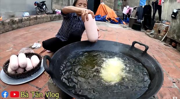 Bà Tân Vlog làm món xúc xích phô mai đã khác người lại cắt siêu to, người xem hoang mang cắn sao nổi?-1