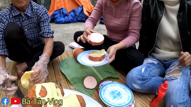 Bà Tân Vlog làm món xúc xích phô mai đã khác người lại cắt siêu to, người xem hoang mang cắn sao nổi?-8