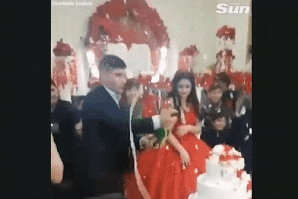 Phát hiện bạn trai cắm sừng, cô gái lột quần nhảy lên đỉnh nóc ôtô trút giận-3