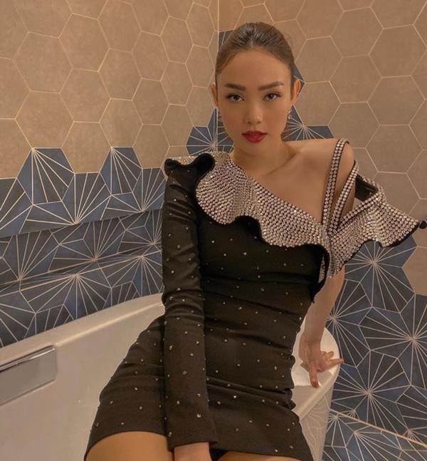 Minh Hằng than thở thích chụp ảnh mọi lúc mọi nơi, kể cả nơi có toilet đẹp.