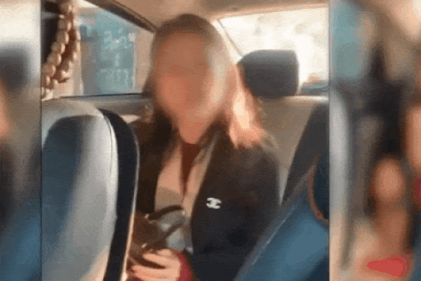 Hãi hùng nhìn người chồng cầm con rắn dài cả mét định ném vào nhà, chị vợ bên trong khóc mếu vì sợ hãi-3