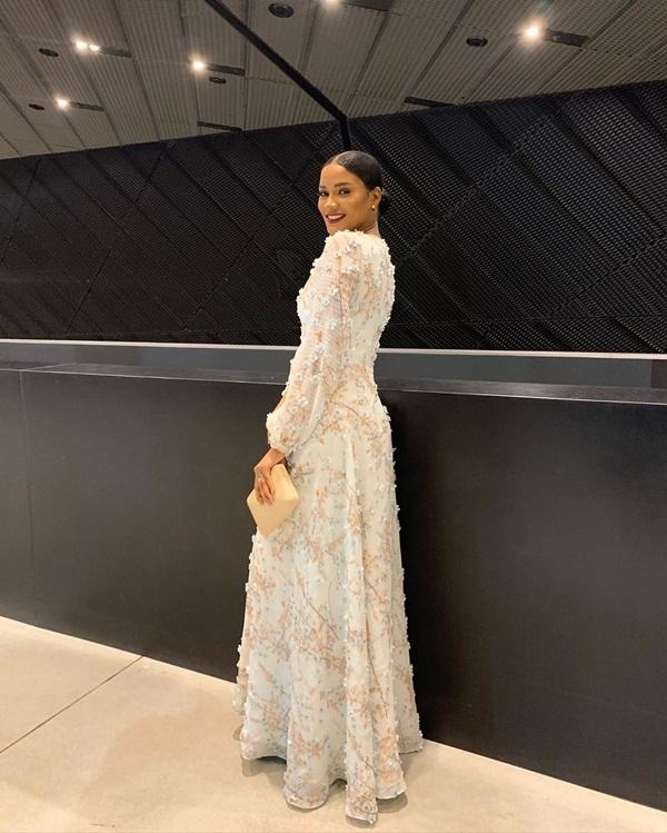 Diện chiếc đầm trắng tuyệt đẹp đi event là Hoa hậu Hoàn vũ 2011 - Leila Lopes (Angola).