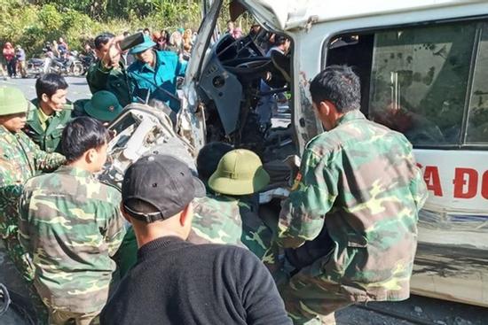 Vụ xe chở đoàn từ thiện đâm vào vách đá: Thêm 1 người tử vong