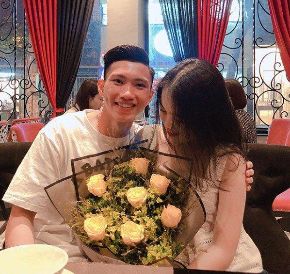 Văn Hậu quyến luyến chia tay bạn gái, hôn môi xa trước khi lên máy bay sang Hà Lan-1