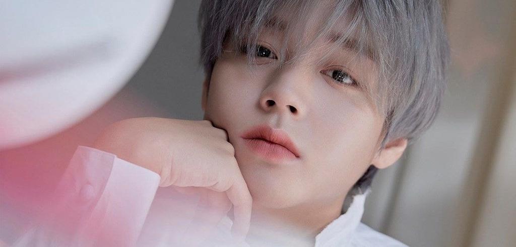 Park Ji Hoon (WANNA ONE): Ngay từ khi tham gia chương trình Produce 101 mùa 2, Ji Hoon đã ngay lập tức được chú ý nhờ vẻ ngoài điển trai, đáng yêu. Anh từng được các thực tập sinh khác bình chọn là người có gương mặt đẹp nhất trong số các thực tập sinh. Ji Hoon được khán giả Kpop công nhận là idol sở hữu vẻ đẹp hoàn hảo không góc chết với đường nét hài hòa, đặc biệt là đôi mắt hút hồn và nụ cười tỏa nắng.