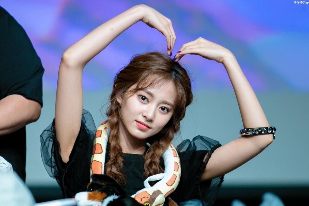 Tzuyu (TWICE): Từ khi ra mắt cùng nhóm nhạc TWICE đến nay, Tzuyu luôn là cái tên được người hâm mộ ca ngợi về nhan sắc. Nữ thần tượng sinh năm 1999 sở hữu vẻ đẹp thuần khiết, trong sáng. Là nữ idol ngoại quốc song cô nhanh chóng sở hữu lượng fan đông đảo nhờ ngoại hình nổi bật. Tzuyu nhiều lần được bình chọn là gương mặt xinh đẹp nhất của xứ Đài. Một nghệ sĩ gạo cội đã hoạt động 20 năm trong ngành giải trí Hàn Quốc cũng từng khen ngợi nhan sắc Tzuyu trên truyền hình: 