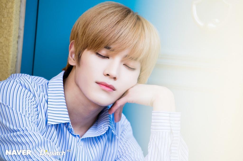 Tae Yong (NCT): Nhắc đến những nam thần sở hữu gương mặt điển trai nhất của thế hệ mới Kpop, khán giả sẽ nghĩ ngay đến trưởng nhóm NCT. Anh sở hữu gương mặt và đôi mắt sắc lạnh, đường nét gương mặt góc cạnh, được nhận xét giống như nhân vật trong truyện tranh. Ngoại hình của Tae Yong giúp anh được yêu thích ở cả Hàn Quốc, Trung Quốc và Nhật Bản.