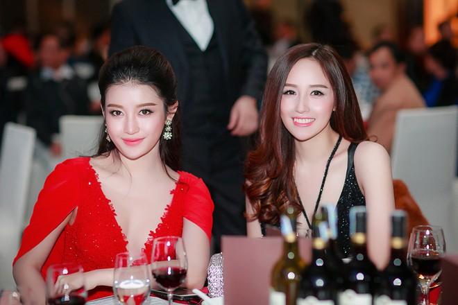 Mai Phương Thúy tự nhận làm nền cho nhan sắc Huyền My, dân mạng nhận xét: Nền là nền thế nào-6