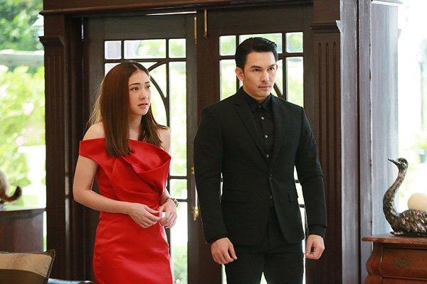 Vừa cởi áo cô nàng bốc lửa, tôi sốc khi bạn gái đứng vỗ tay chúc mừng-1