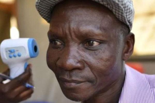 Người đàn ông xì hơi một cái là chết cả đàn muỗi, được công ty diệt côn trùng săn đón như thần tượng-1