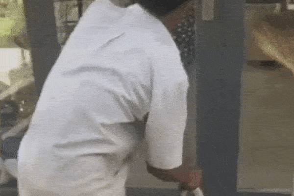 Hãi hùng nhìn người chồng cầm con rắn dài cả mét định ném vào nhà, chị vợ bên trong khóc mếu vì sợ hãi-1