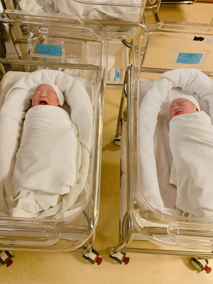 Thích thú ngắm quý tử sinh đôi mới chào đời của MC Thành Trung-1