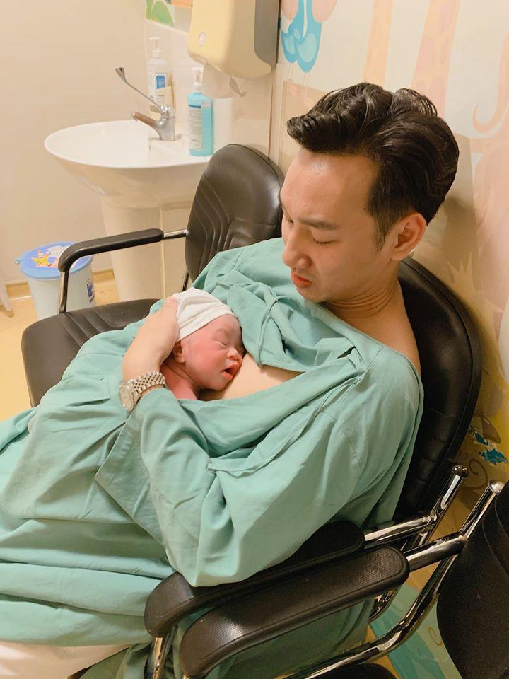 Thích thú ngắm quý tử sinh đôi mới chào đời của MC Thành Trung-2