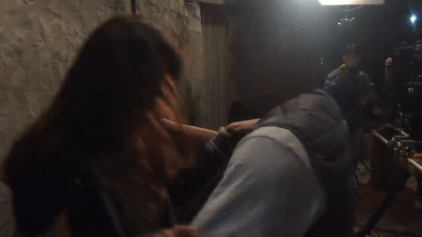 Hồng Đăng bị Hồng Diễm tát lia lịa trong Hoa hồng trên ngực trái-2