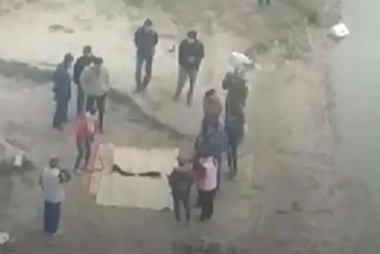 Phát hiện 2 thi thể nghi là bố con bên bờ sông Hồng