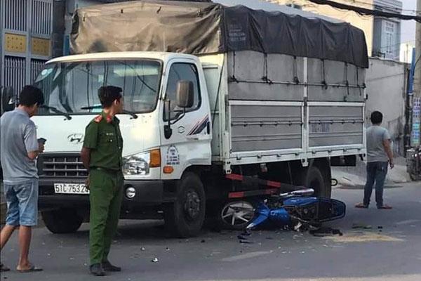 TP.HCM: Bị cướp giật điện thoại, cha và con gái 22 tuổi ngã vào xe tải chấn thương nặng-1