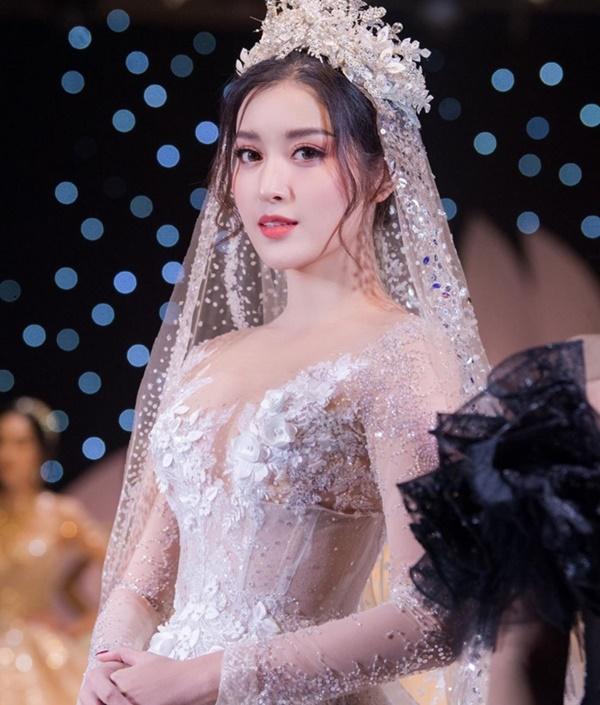 Những bộ váy cưới lộng lẫy và đắt tiền của sao Việt nửa đầu năm 2017 - Tổ  Chức Tiệc Cưới