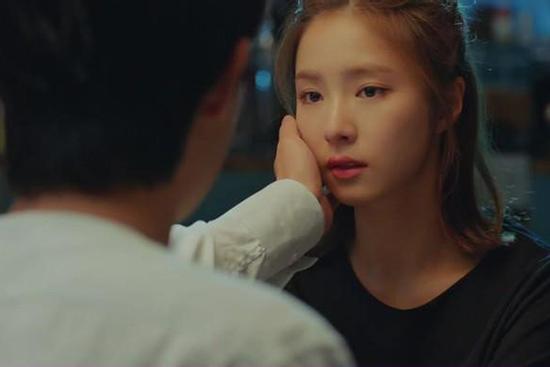 Đá bạn gái nghèo để '1 bước lên tiên', tôi nuốt nước bọt nhìn em cùng người này sánh bước