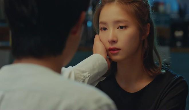 Đá bạn gái nghèo để 1 bước lên tiên, tôi nuốt nước bọt nhìn em cùng người này sánh bước-1